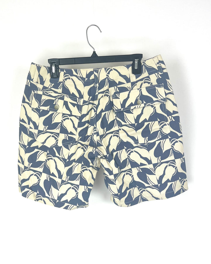 MENS Blue and Cream Checkered Leaf Pattern Shorts - 32 Waist 7" Inseam