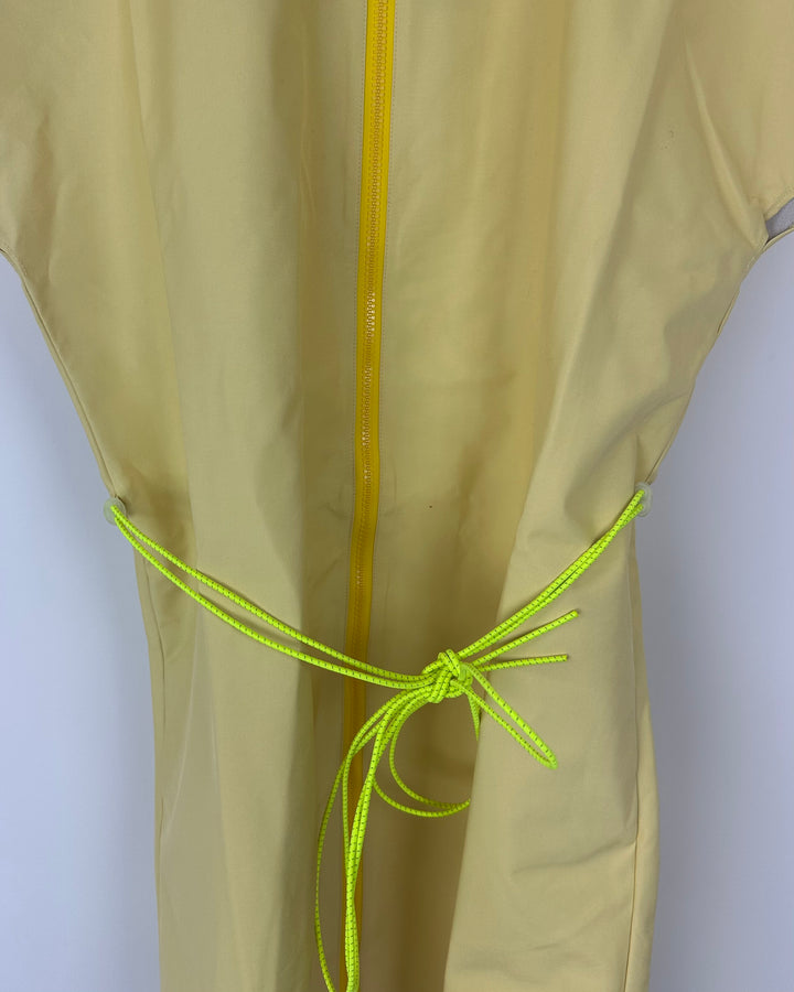Butter Yellow Short Sleeve Raincoat With Bungee Belt - Size 2/4,  4/6 and 6/8