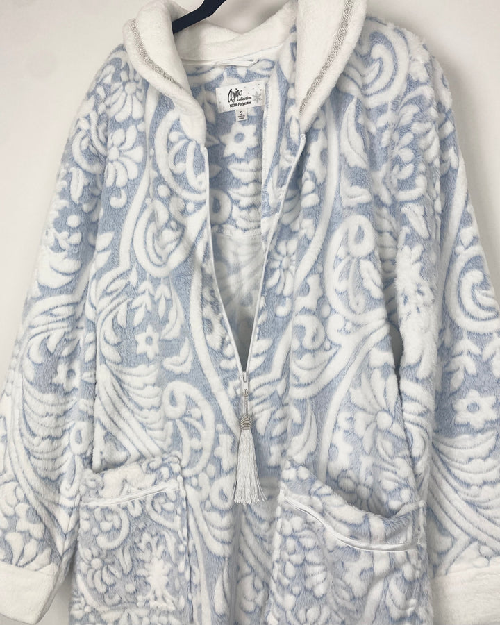 Collection Soft Blue And White Long Sleeve Robe With Abstract Details - Small
