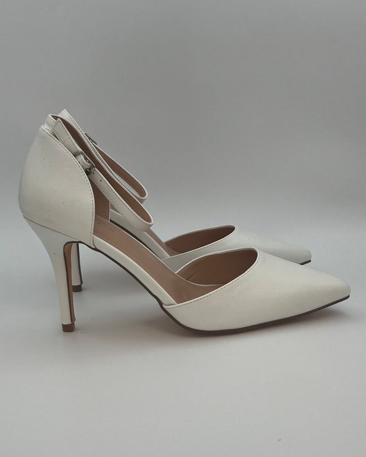Odisen White Closed Toe Pumps - Size 10