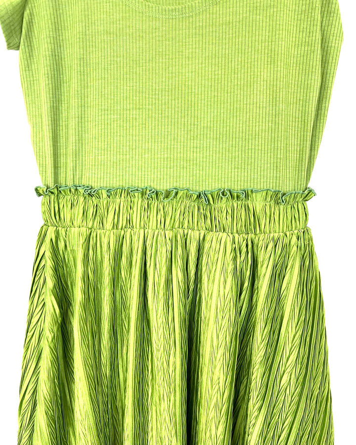 Green Short Sleeve Textured Dress - Medium