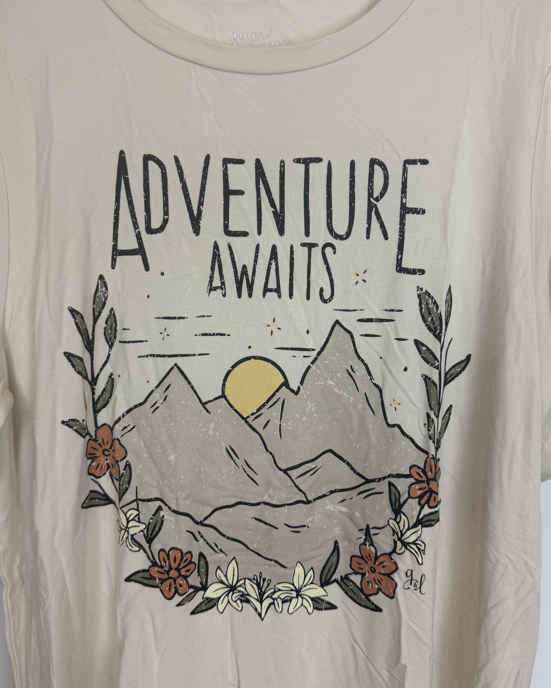 Cream Graphic T-Shirt - Size 4/6