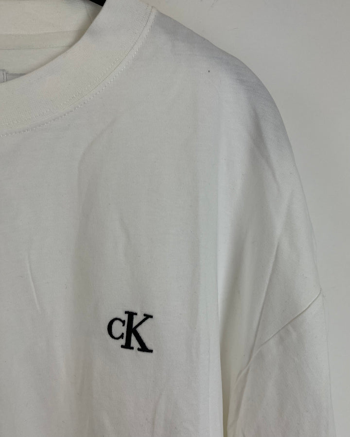 MENS White Long Sleeve Crewneck Tee- Size Medium