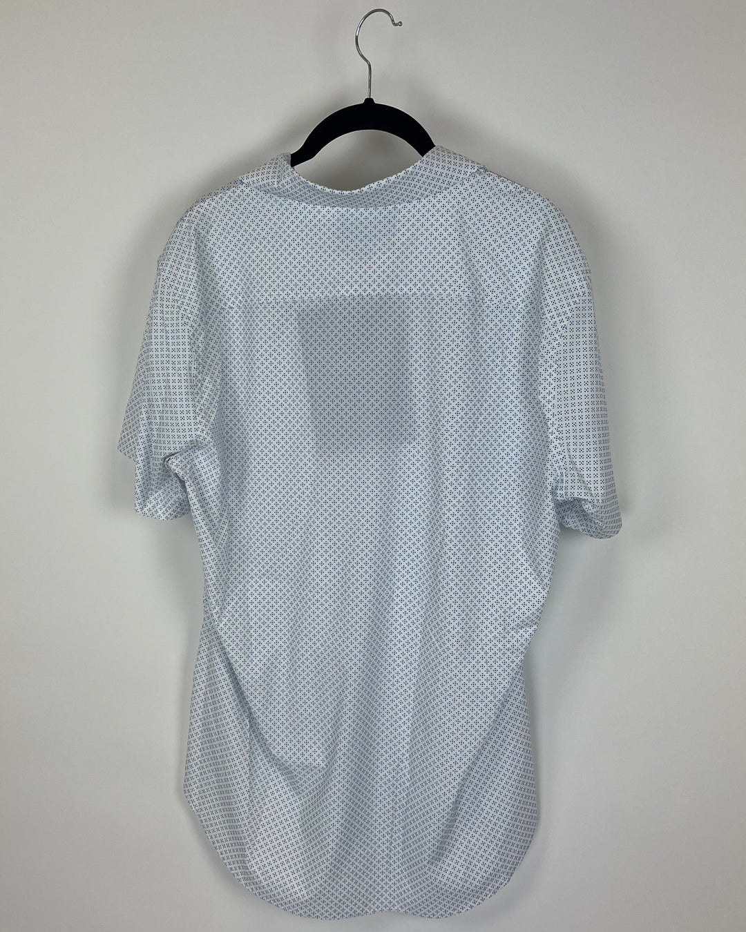 MENS White and Light Blue "Tile" Patterned Button-Up - Medium