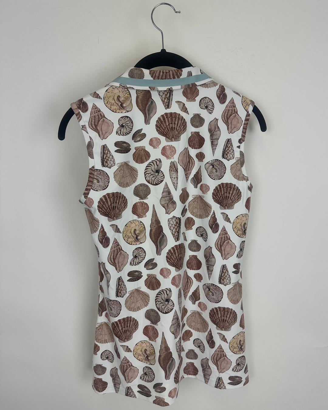 White and Seashell Print Activewear Top - Size 2/4