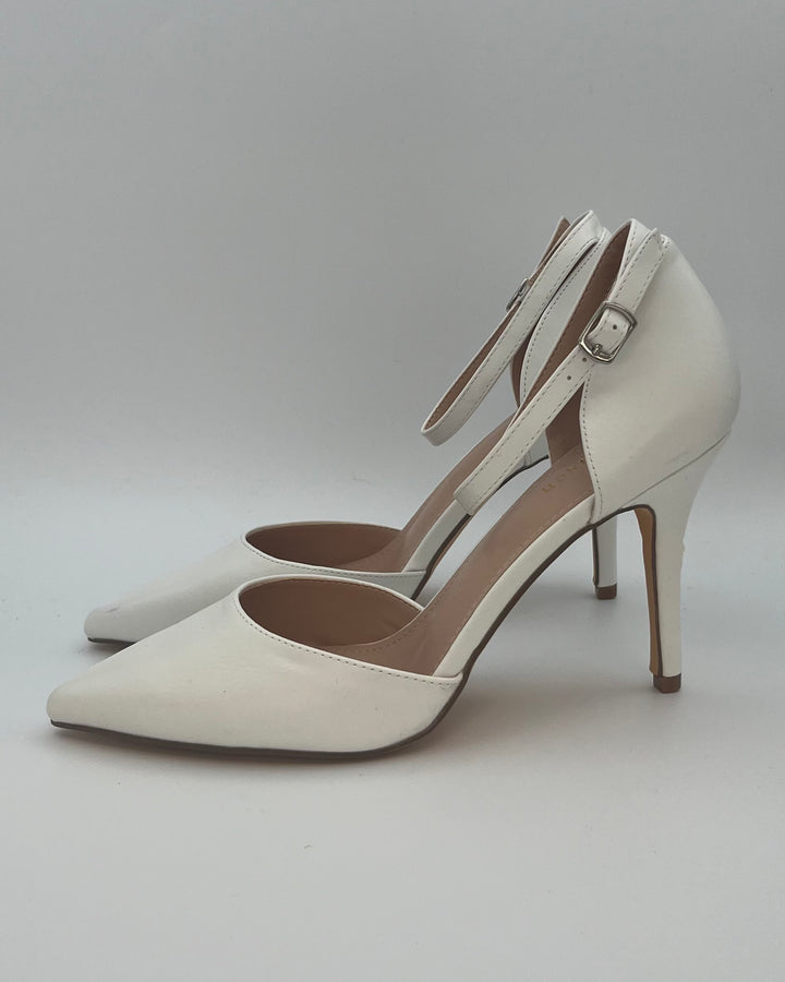 Odisen White Closed Toe Pumps - Size 10