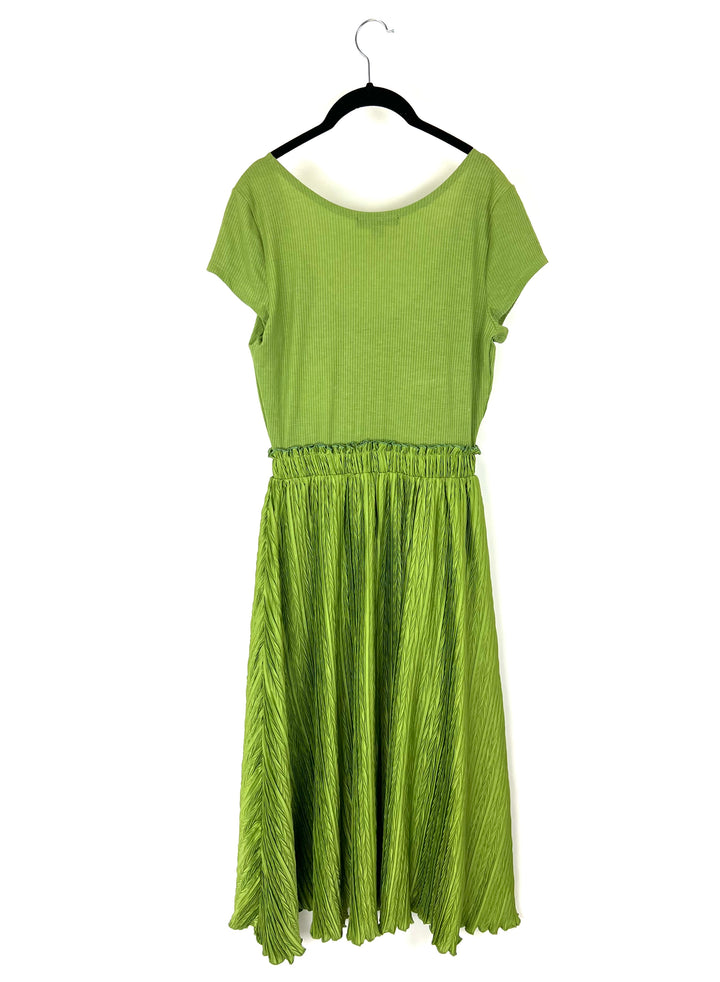 Green Short Sleeve Textured Dress - Medium