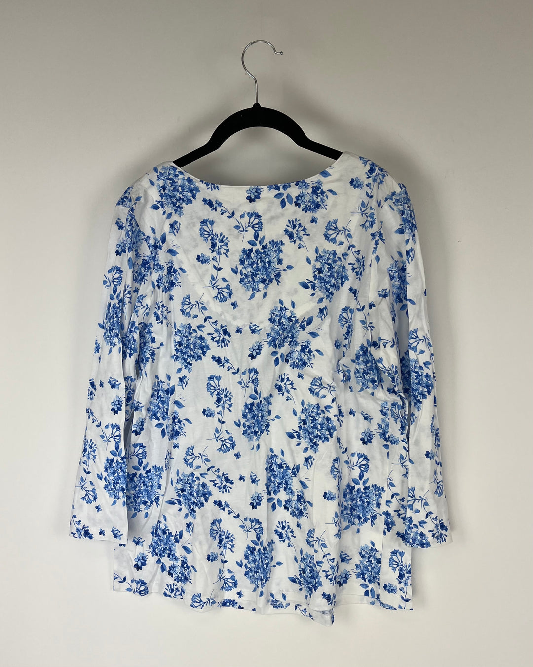 Blue and White Floral Print Quarter Length Sleeve Top - Small