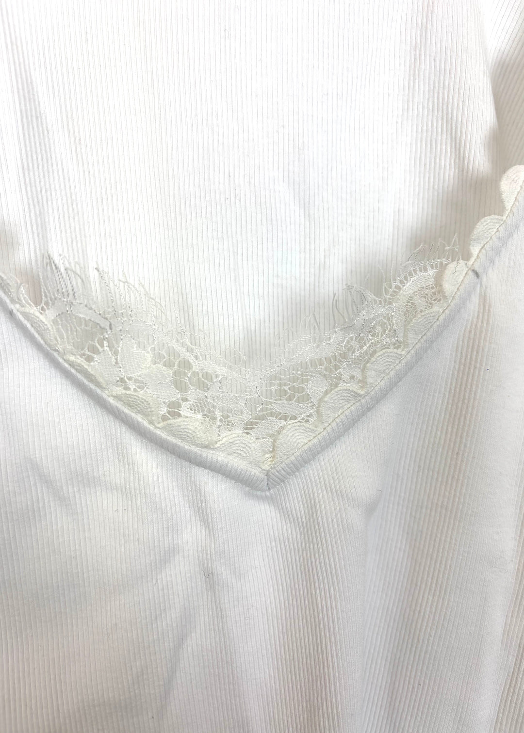 White Lace Neckline Short Sleeve Top - Size 6/8