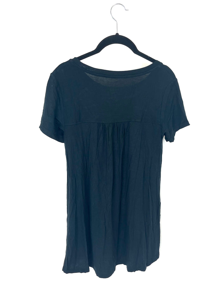 Black T-Shirt - Size 2/4