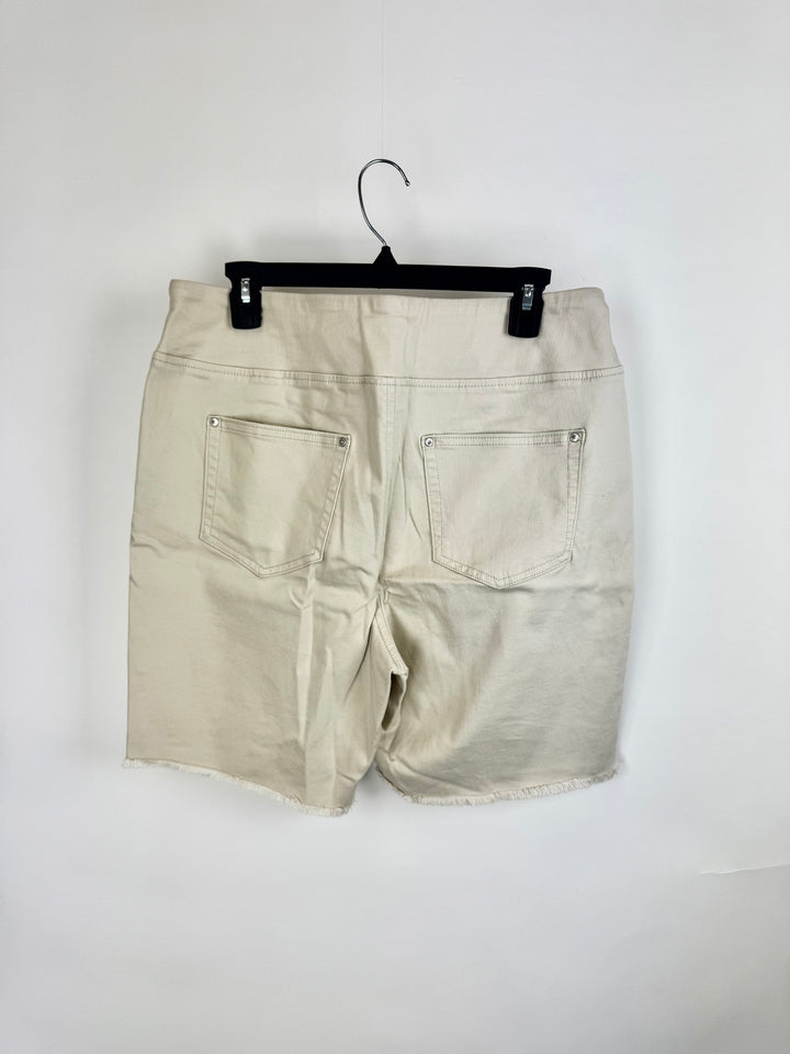 Creme Stretch Bermuda Shorts Freyed Hem – Size 12