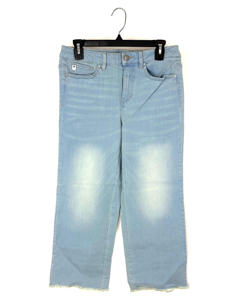 Light Wash Raw Hem Capri Jeans - Size 6/8