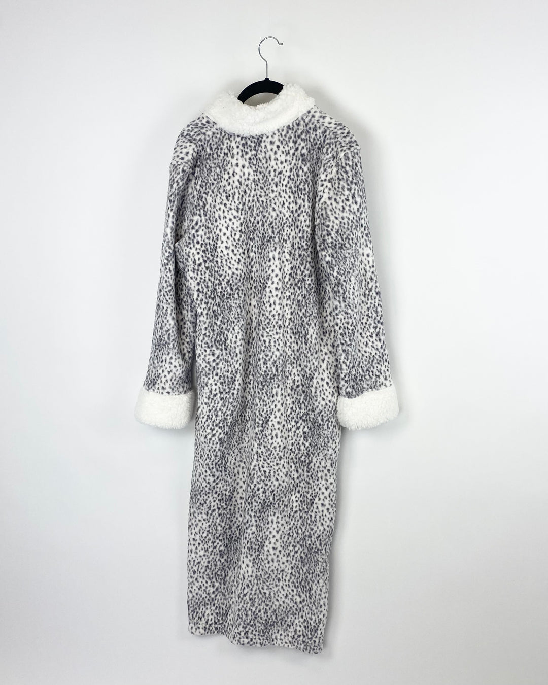 Grey And White Cheetah Zip Robe - Size 6/8