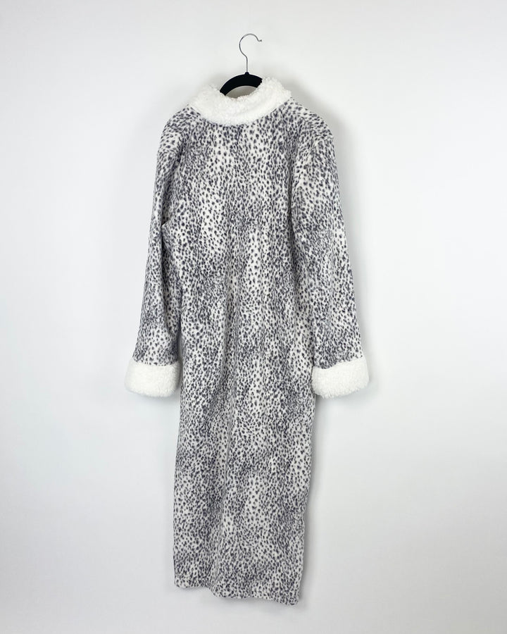 Grey And White Cheetah Zip Robe - Size 6/8