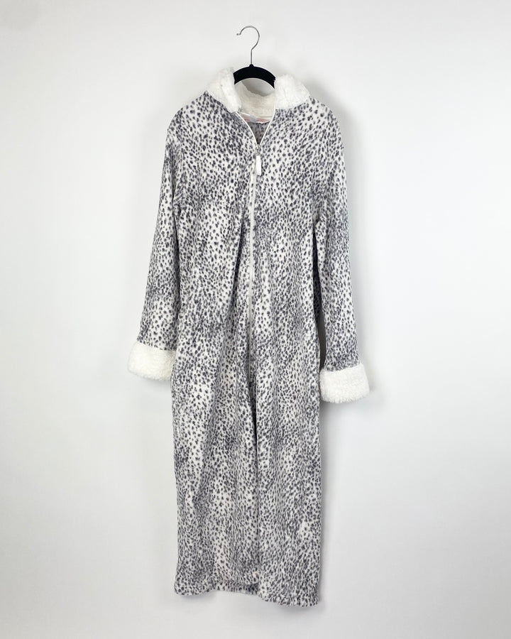 Grey And White Cheetah Zip Robe - Size 6/8