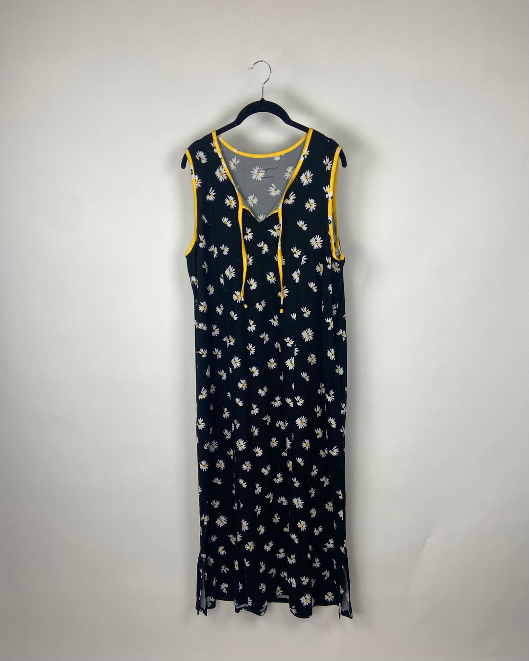 Black Daisy Dress - Size 6/8 & 14/16W