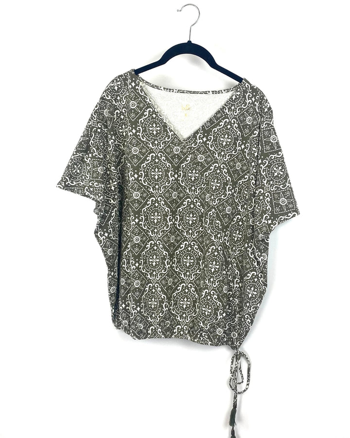 Green And White Abstract T-Shirt - Small/Medium