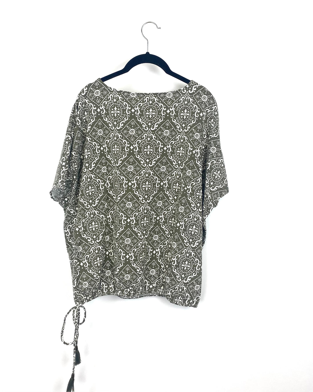Green And White Abstract T-Shirt - Small/Medium