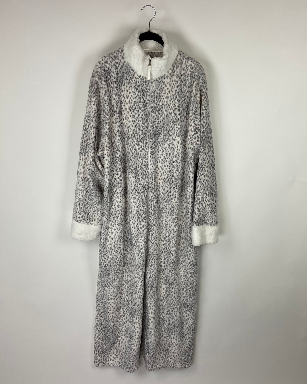 White Cheetah Print Robe - Small